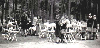 links schoolreisje op terras